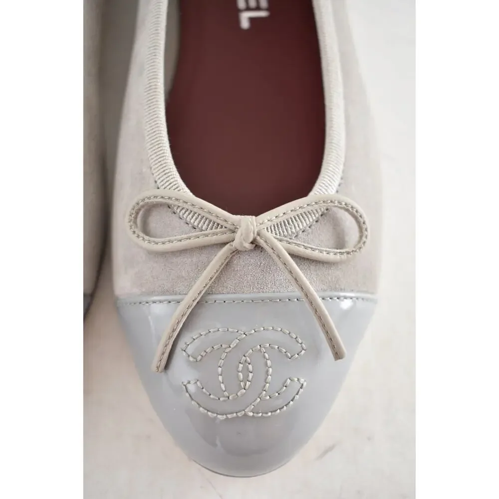 Chanel 26A Gray Suede Patent Leather CC Logo Bow Tie Ballet Ballerina Flat 38.5